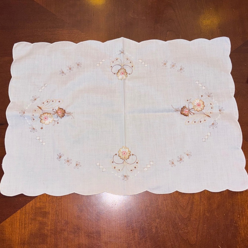 Vintage‎ White Embroidered Floral Butterfly Scalloped Placemats | Set of 4